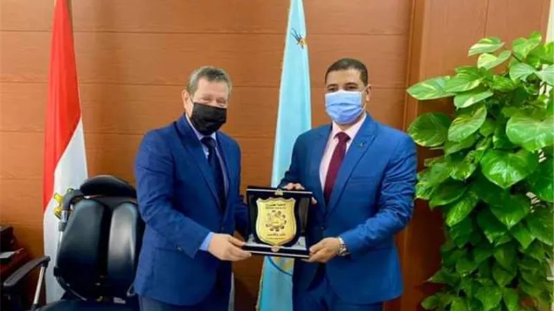 رئيس جامعة مطروح يستقبل رئيس الهيئة العامة لمحو الأمية