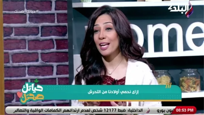 بالفيديو.. استشاري نفسي تحذر من استحمام الأم مع بنتها
