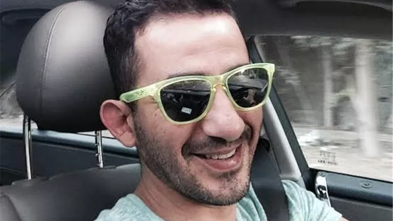 احمد حلمى يرفع شعار 
