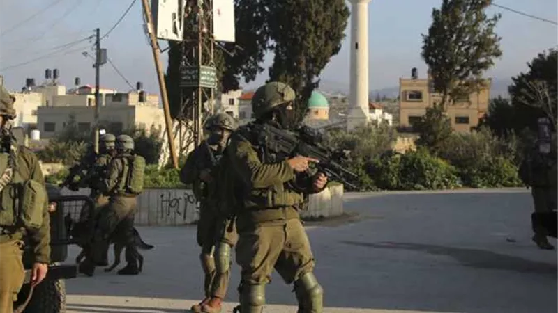 اعتقال 12فلسطينى من قبل قوات الاحتلال الإسرائيلى