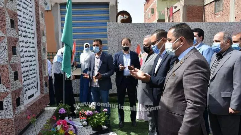 محافظ الشرقية يضع اكليلاً من الزهور على النصب التذكاري لشهداء مدرسة بحر البقر