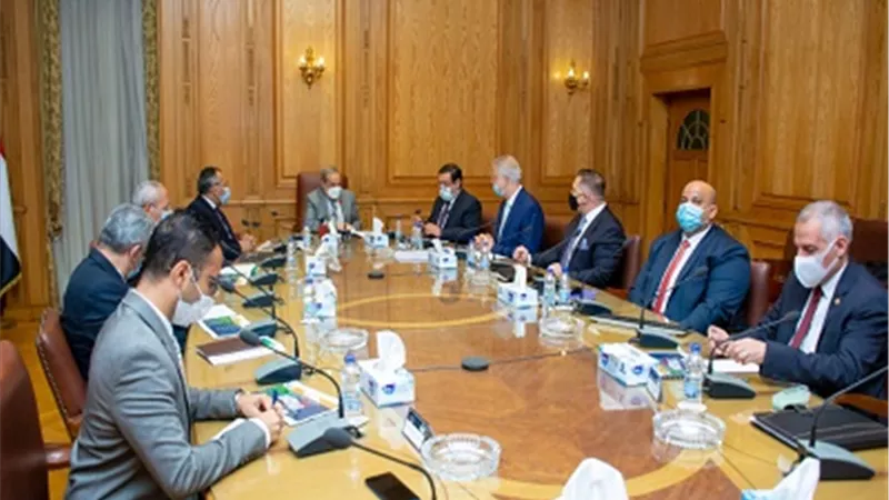 وزير الدولة للإنتاج الحربي يبحث مع 