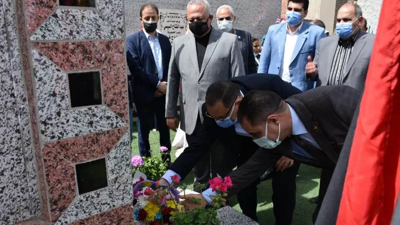 اكليلا من الزهور فى ذكرى شهداء مدرسة بحر البقر بالشرقية