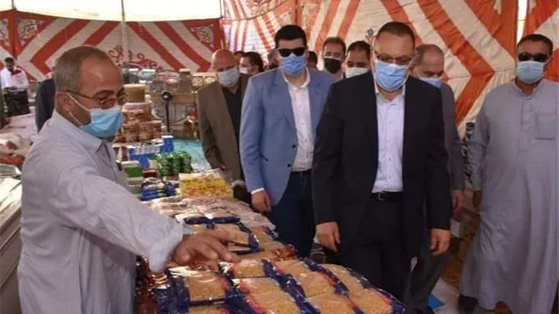 محافظ الشرقية يتفقد معرض 