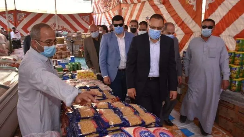 محافظ الشرقية يتفقد معرض 