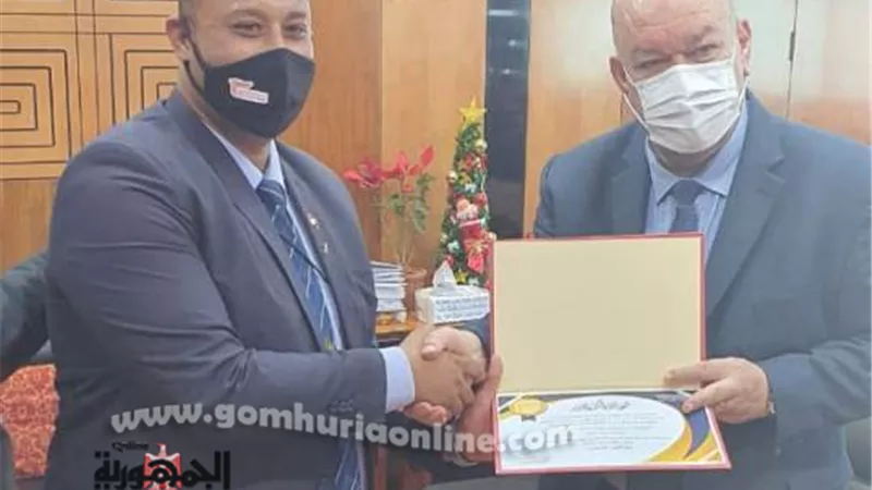 رئيس ميناء القاهرة الجوي، يكرم أحد العاملين لأمانته و عمله الدؤوب