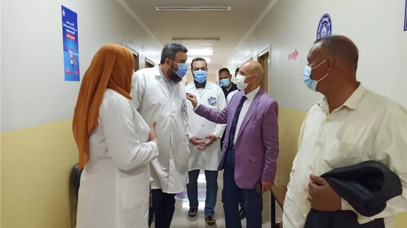 مسعود يتابع فعاليات تطعيم المواطنين بلقاح كورونا بالمركز الجديد بديرب نجم