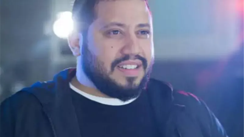 روحى بتتسحب منى.. رسالة مؤثرة من محمد كارتر بعد دخول والدته مستشفى العزل
