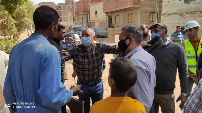 رئيس مياه قنا يتابع بحث شكوي مواطن