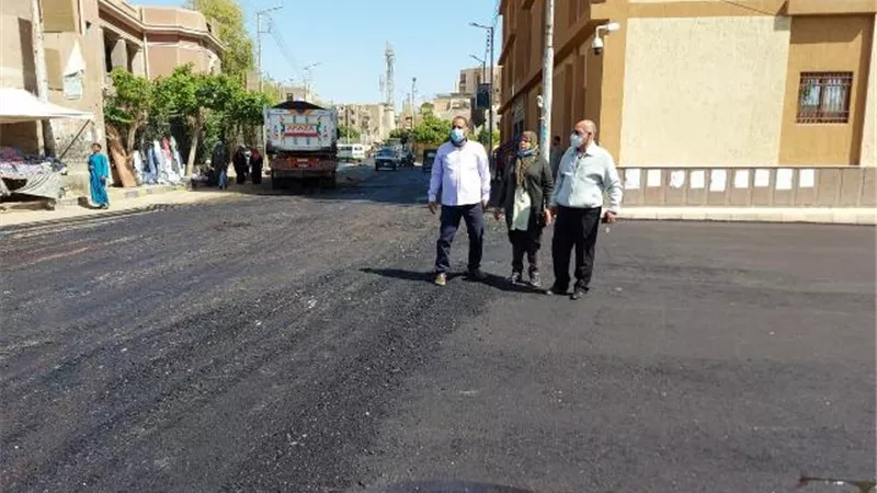 رئيس مركز إسنا جنوب الأقصر يتفقد أعمال رصف الطرق