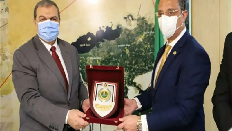 سعفان ومحافظ الفيوم يتبادلان الدروع في حفل تسليم بوالص التأمين للعمالة غير المنتظمة
