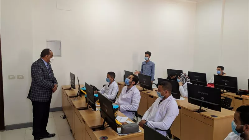 رئيس جامعة بني سويف التكنولوجية يتفقد الدراسة بالكلية المصرية الكورية