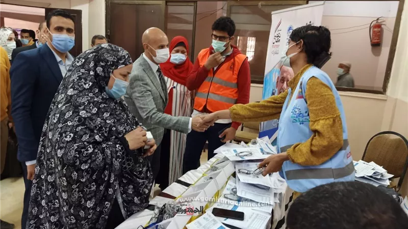 وكيل وزارة الصحة يتفقد قافلة تحيا مصر الطبية لمرضي العيون بههيا