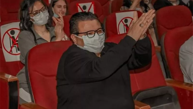 خالد جلال يشيد بأداء أبطال مسرحية 