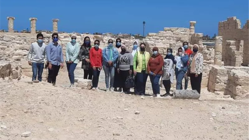 طلاب سياحة مطروح في زيارة علمية لمنطقة آثار مارينا