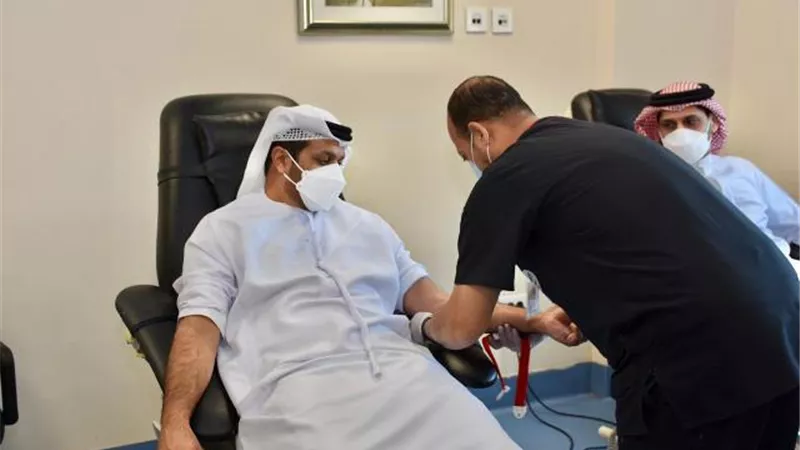 سفير دولة الإمارات بالقاهرة يتبرع بالدم لصالح مرضي مستشفي شفاء الاورمان