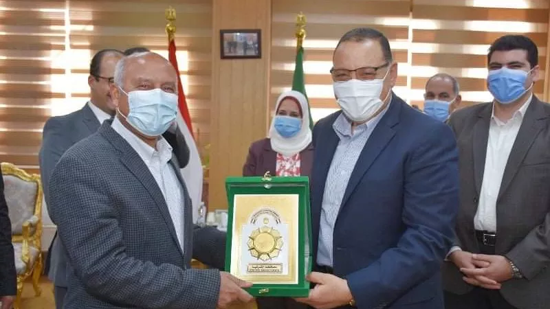 محافظ الشرقية يستقبل وزير النقل والمواصلات بديوان عام المحافظة
