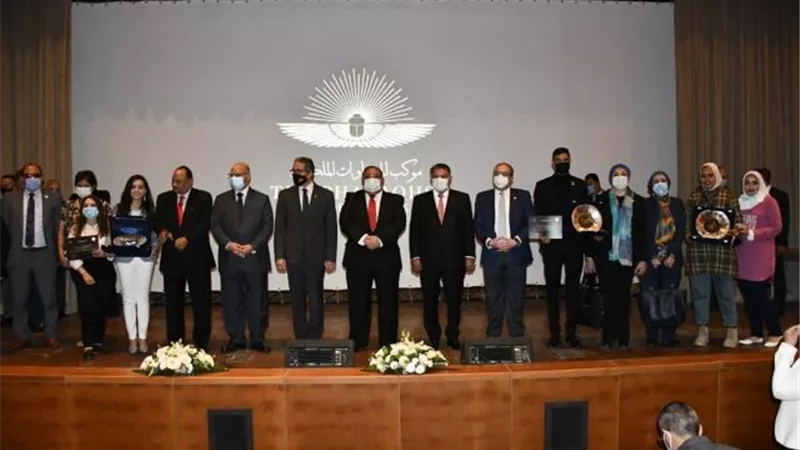 وزير السياحة والآثار يكرم جامعة حلوان على إسهاماتها فى موكب نقل المومياوات.. بالصور