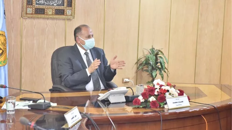 محافظ أسيوط يستعرض توفير أراضي لمشروعات المرافق بمبادرة تطوير الريف المصري ..صور