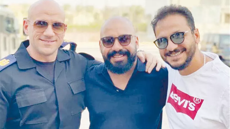 محمد رمضان يستفز الجمهور برمي الدولارات في حمام السباحة