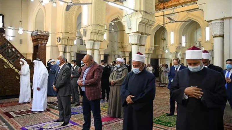 محافظ قنا والسفير الإماراتي يؤديان صلاة الجمعة بمسجد القنائي ويبحثان التعاون المشترك ..صور