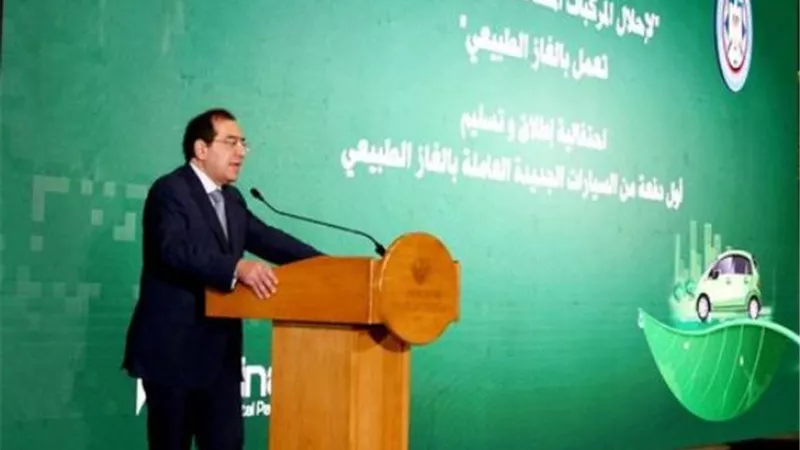 وزير البترول يشارك في احتفالية تسليم السيارات العاملة بالغاز