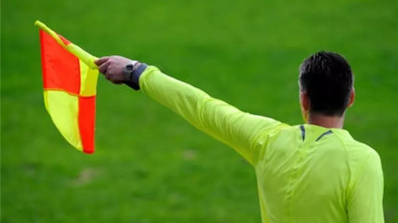 إيقاف الحكم المساعد لمواجهة دورتموند والسيتي بعد الطلب 