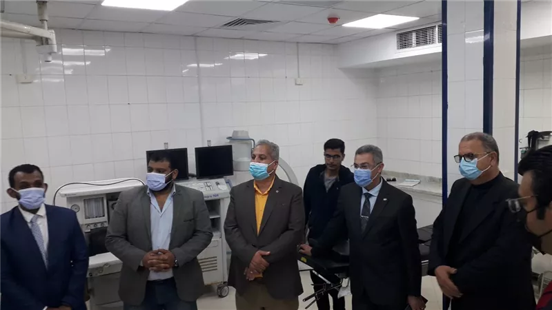 شعيب يتابع تركيب المنظار الجراحي هدية احدي شركات البترول لمستشفي مطروح