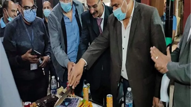 رئيس المدينة ومدير مرفق الإسعاف يكرمون أحد أقدم العاملين برأس سدر