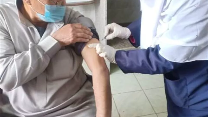 الفرق الطبية بـ١٤ مركزا بالشرقية تواصل تطعيم المواطنين بلقاح كورونا