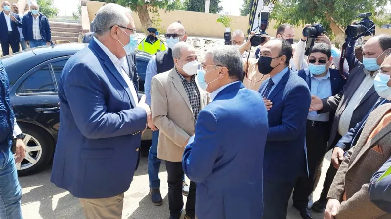 وزيرا الزراعة والانتاج الحربى يفتتحان مركزا نموذجيا لتجميع الالبان فى ابو قرقاص