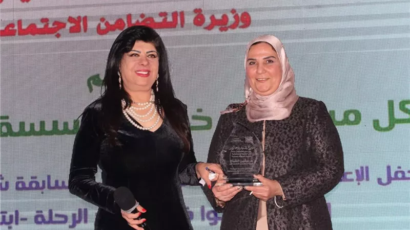ابتكار خانة تمنح وزيرة التضامن درع التقدير والاحترام لجهودها في دعم الشباب