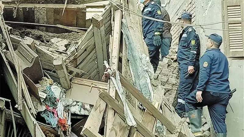 انهيار منزلين بغرب أسيوط واستخراج 5 أشخاص حتي الآن