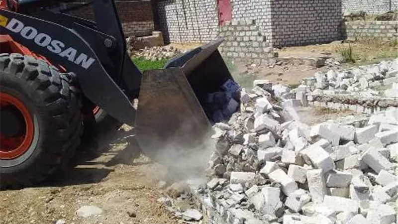 إزالات فى المهد لأعمال بناء مخالفة ورفع أطنان من القمامة والتراكمات بمدينة الأقصر