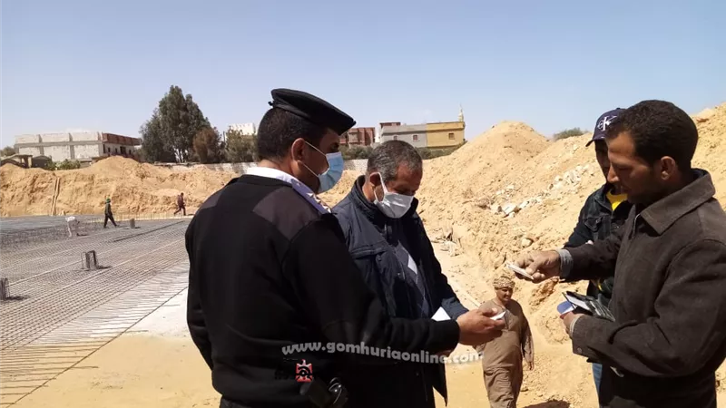 ضبط ونش وسيارات نقل ثقيل تعمل في انشاء عقار مخالف بمطروح