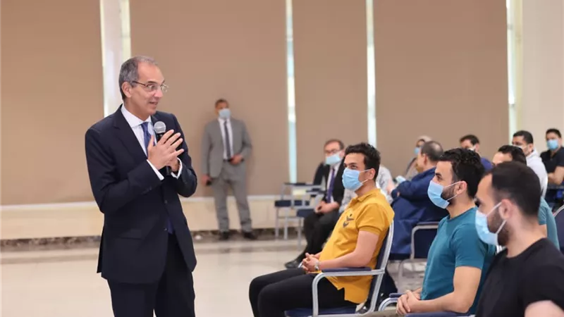 وزير الاتصالات يلتقى طلبة بُناة مصر الرقمية بمقر المبادرة