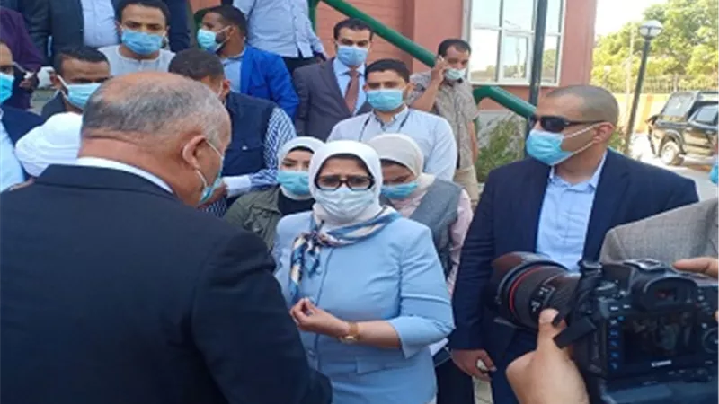 وزيرة الصحة ومحافظ قنا يتفقدان مستشفى عزل قفط