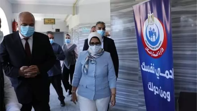 وزيرة الصحة توجه بصرف مكافأة شهرًا لجميع العاملين بمستشفى حميات قنا