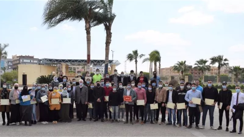 الجامعة المصرية الروسية تكرم 45 من الطلاب المتميزين فى الأنشطة.. تعرف عليهم بالأسماء والصور