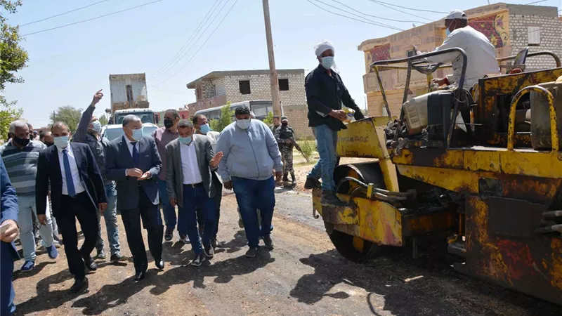 محافظ المنيا يتابع تنفيذ مشروعات حياة كريمة بالقرى