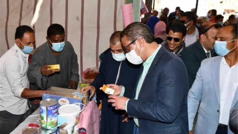 محافظ الفيوم يفتتح معرض