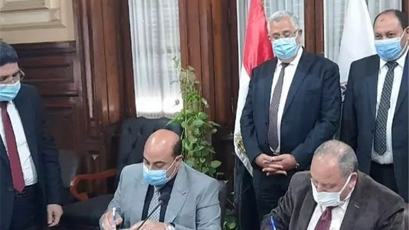 محافظ أسوان يوقع بروتوكول تعاون لتنمية الإنتاج الحيواني والسمكي