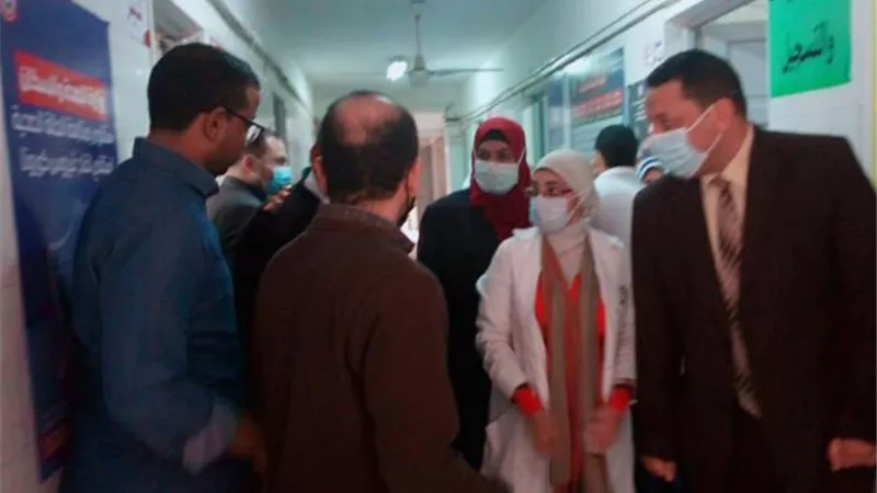 وكيل الصحة بالمنوفية يتابع فعاليات تطعيم المواطنين بلقاح كورونا.. بالصور