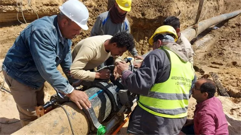 رئيس مياه القناة يتابع أعمال إصلاح خط مياه الجناين فى السويس.. بالصور