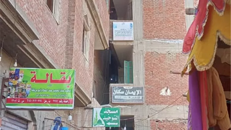 بالصور .. إخلاء عمارتين سكنيتين بقرية لوجود ميل بهما بسيدى سالم كفر الشيخ