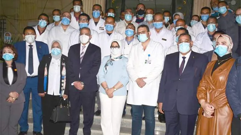 وزيرة الصحة ومحافظ سوهاج يتفقدان المستشفى العام والتعليمي للاطمئنان على توافر الخدمات الطبية لمرضى كورونا..صور