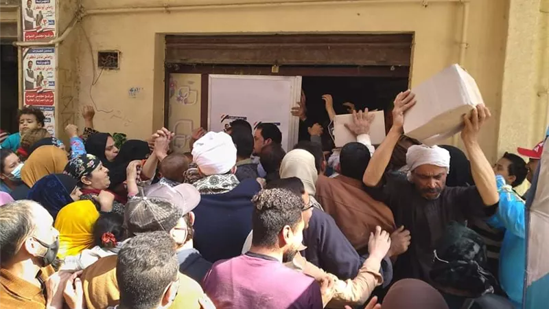 مصر نسيج وطني.. قبطي يوزع كراتين رمضانية بالجيزة