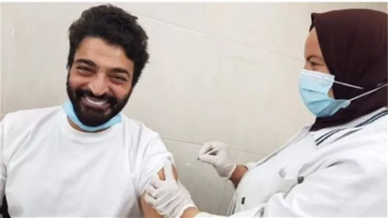 حميد الشاعري يتلقى لقاح الجرعة الاولى من لقاح كورونا