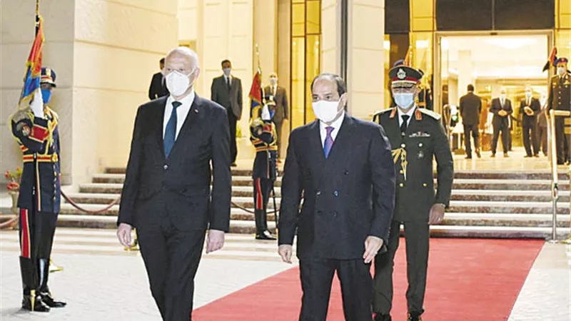 السيسي يودع الرئيس التونسي بمطار القاهرة