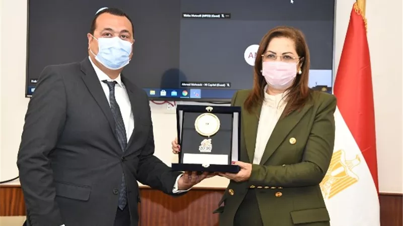وزيرة التخطيط تكرم نائب رئيس مجلس إدارة شركة تمويلي للتمويل متناهي الصغر